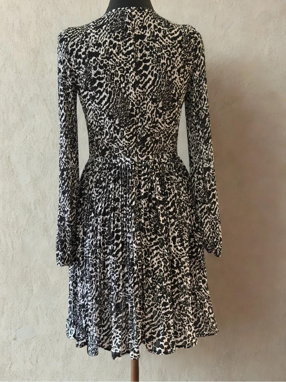 Michael Kors Black & White Long-Sleeve Pleated Keyhole Dress